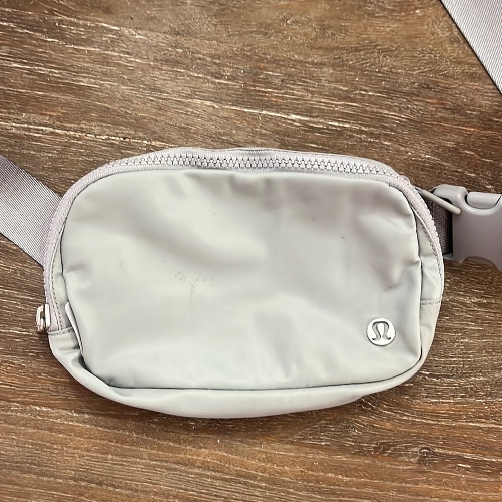 Lululemon Everywhere Belt Bag - Silver